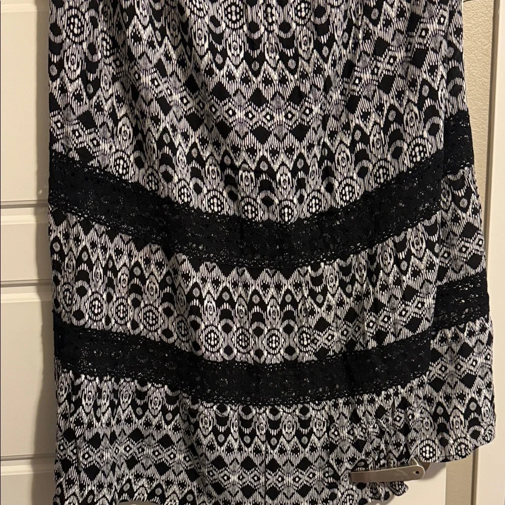 Elegant Black and White Patterned Skirt - Picture 2 of 5